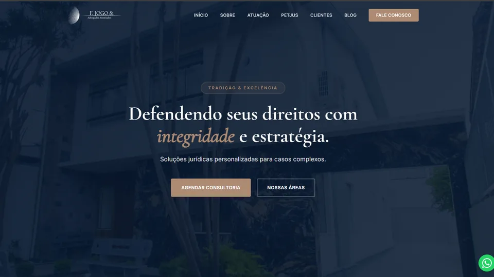 Topo do site institucional F. Jogo & Advogados Associados, com menu de sete itens, chamada Defendendo seus direitos com integridade e estratégia e dois botões